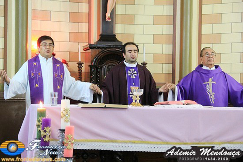Padre Aristides reza Primeira missa depois de sua ordenação