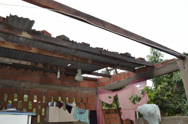 Temporal e vento destelharam 200 casas e 180 árvores foram danificadas