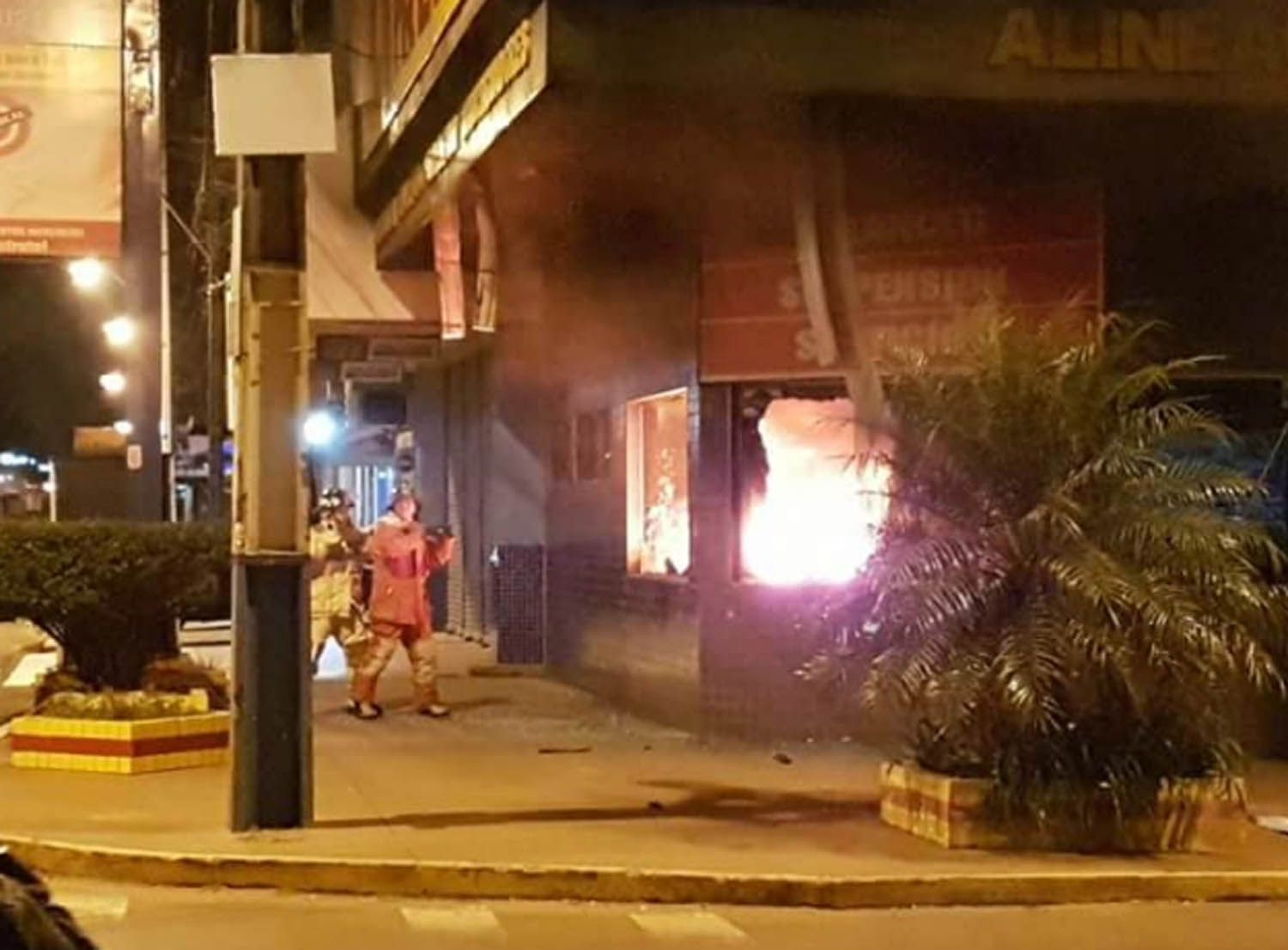 Empresa Pneus Porã é incendiada durante a madrugada na fronteira