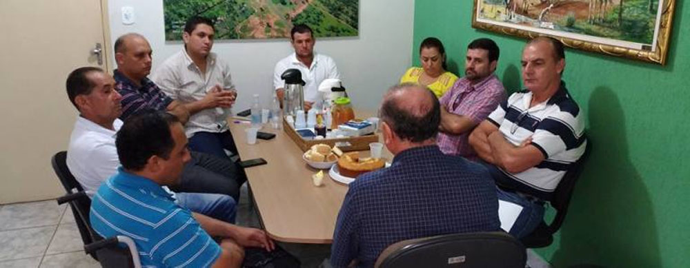 Prefeito Manoel Viais se reúne com vereadores para debater projetos