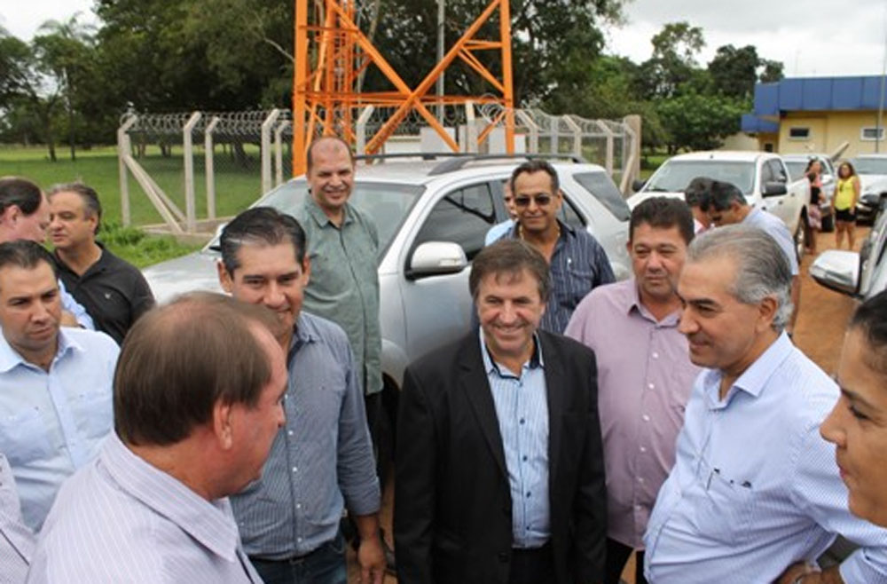 Reinaldo Azambuja visita Guia Lopes da Laguna e lança pacote de obras