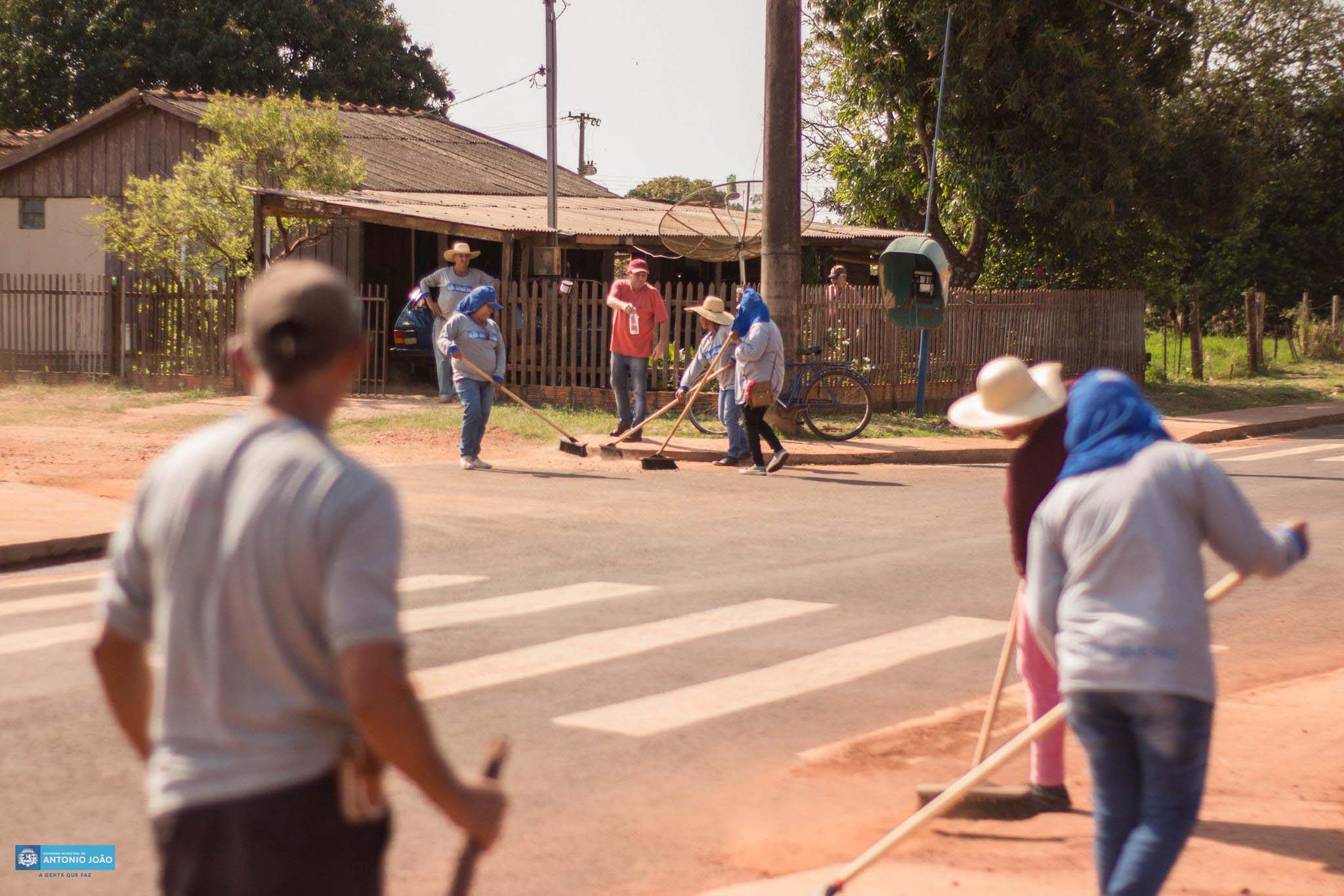 Equipe da Secretaria de Obras realiza mutirão na Vila Nova