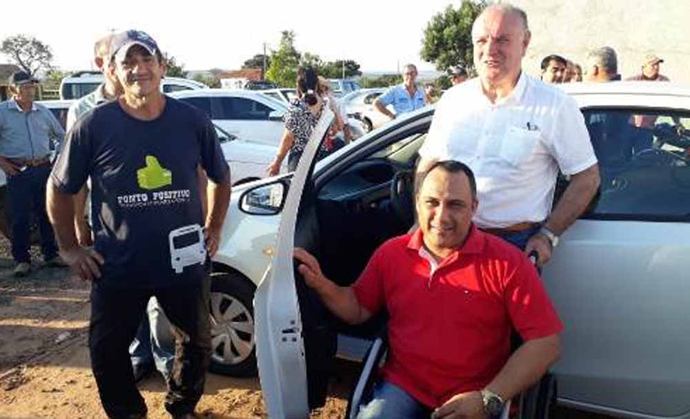 Prefeito Manoel Viais entrega novo carro para Secretaria Municipal de Saúde