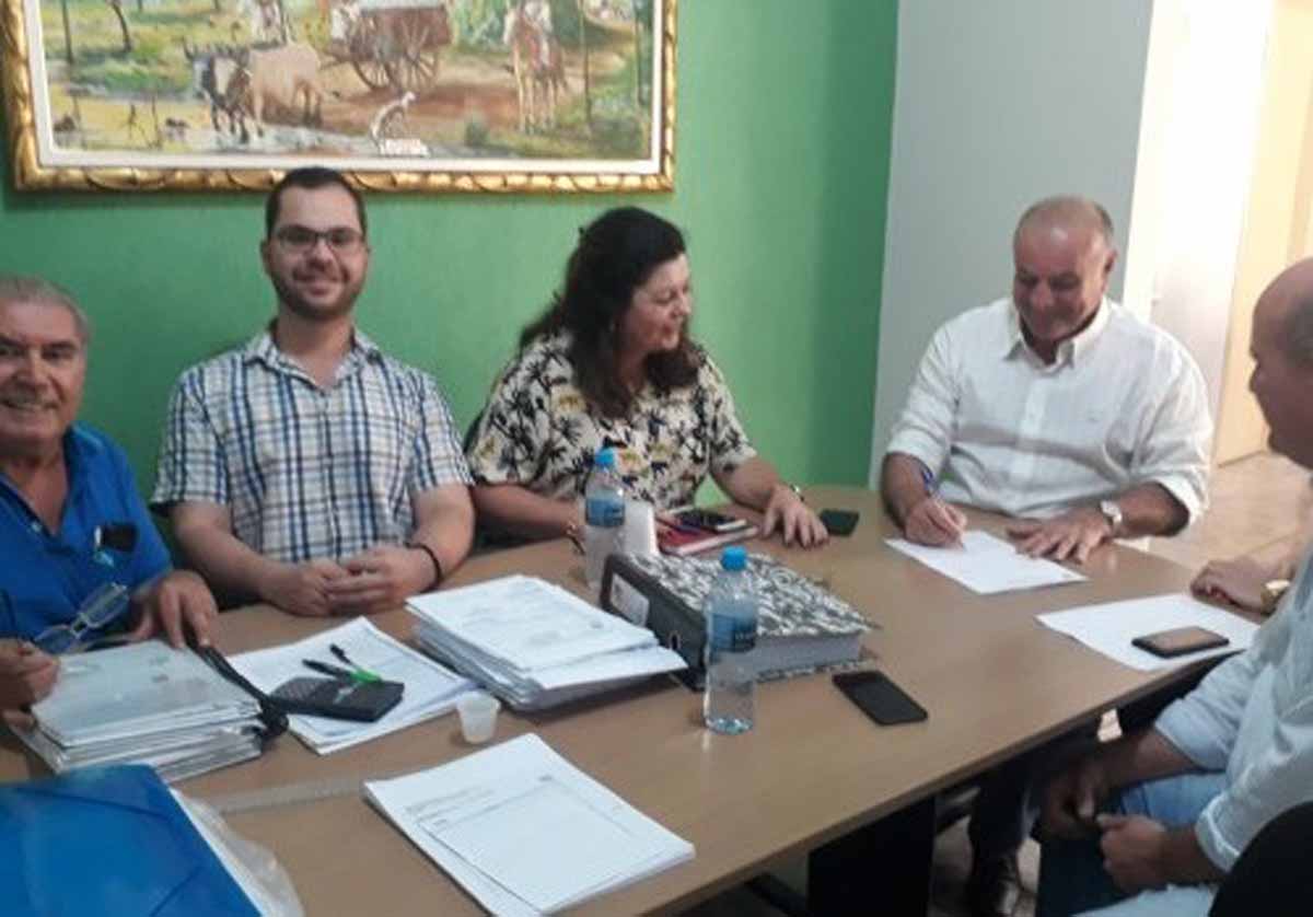 Prefeito Manoel Viais assina Ordem de Serviço para ampliação e reforma do frigorifico Municipal