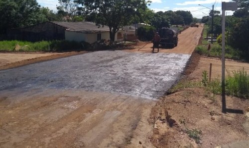 A Prefeitura de Caracol iniciou a construção da base de asfalto na Rua João Loureiro