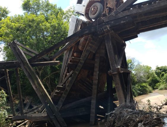 Em Porto Murtinho caminhoneiro sofre infarto e morre após caminhão ficar pendurado em ponte