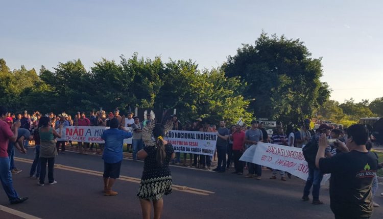 Indígenas bloqueiam BR-262 em protesto por saúde pública