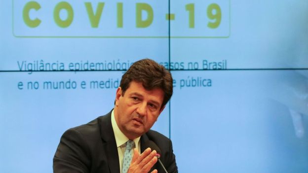 Saúde prevê escolas fechadas e isolamento de idosos em abril; Bolsonaro quer comércio aberto