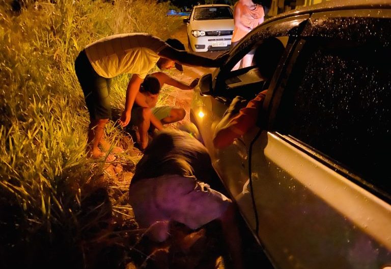 DESCASO: Acompanhada de duas crianças, mulher cai com veículo dentro de buraco na Rua Pedro Álvares Cabral