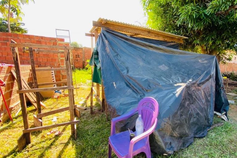 Morando em um barraco de lona, família com três crianças vive em condições precárias em Bela Vista