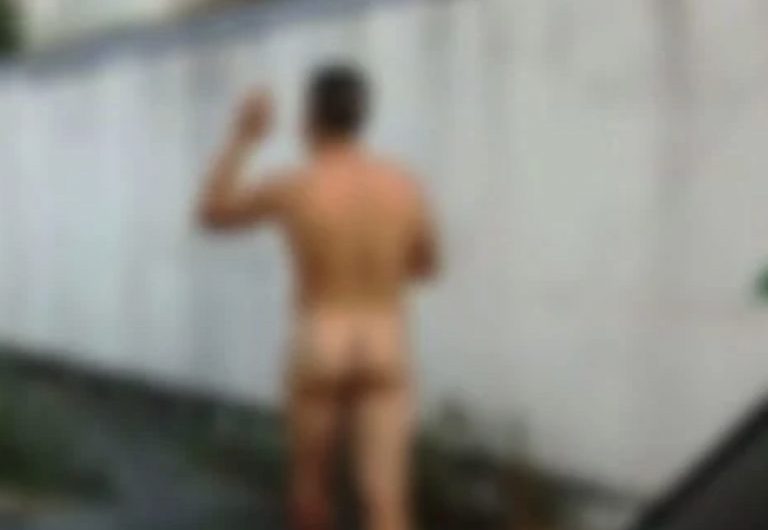 Homem é flagrado nu após ser obrigado a deixar roupas como garantia de pagamento em bar