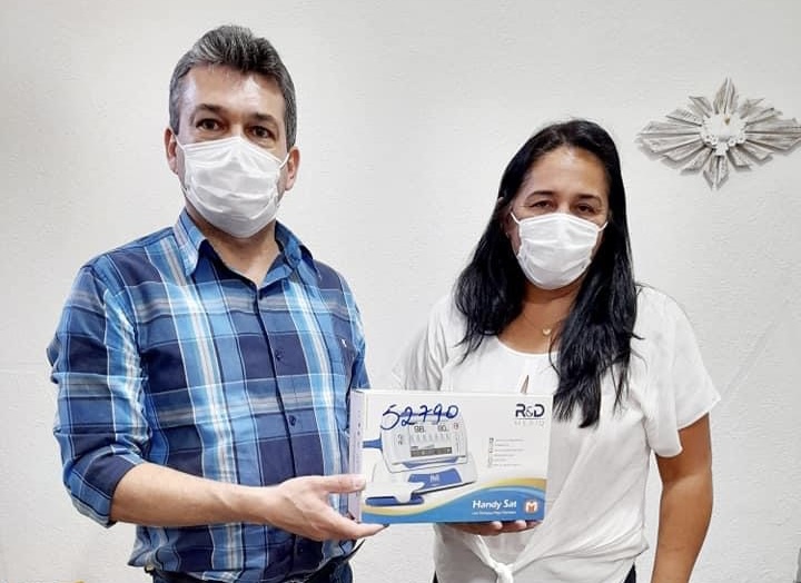 Secretária de saúde entrega oxímetro digital de mesa para Hospital São Vicente de Paula