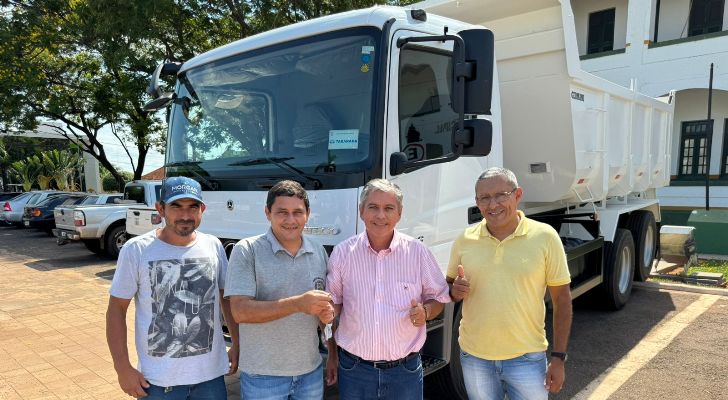 Prefeitura entrega caminhão novo para obras