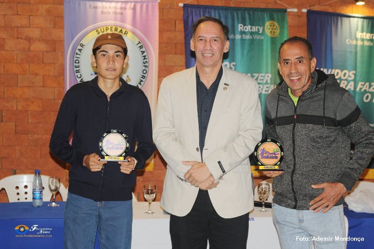 Rotary Club de Bela Vista homenageia atletas durante celebração dos 75 anos da instituição